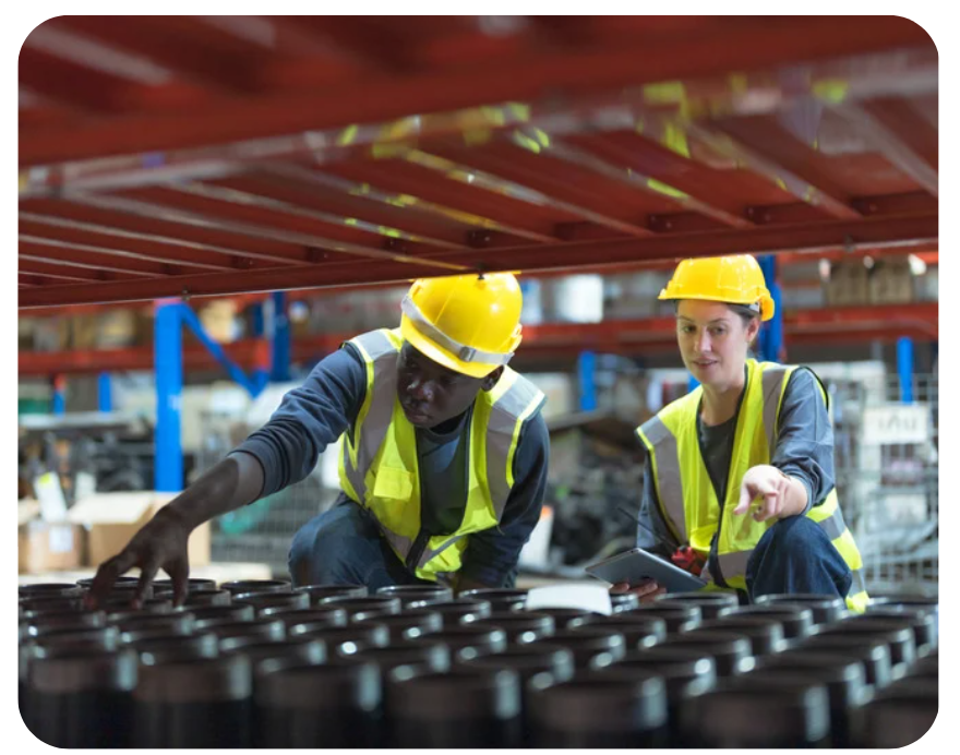 Techniciens en usine examinant les installations hydrauliques