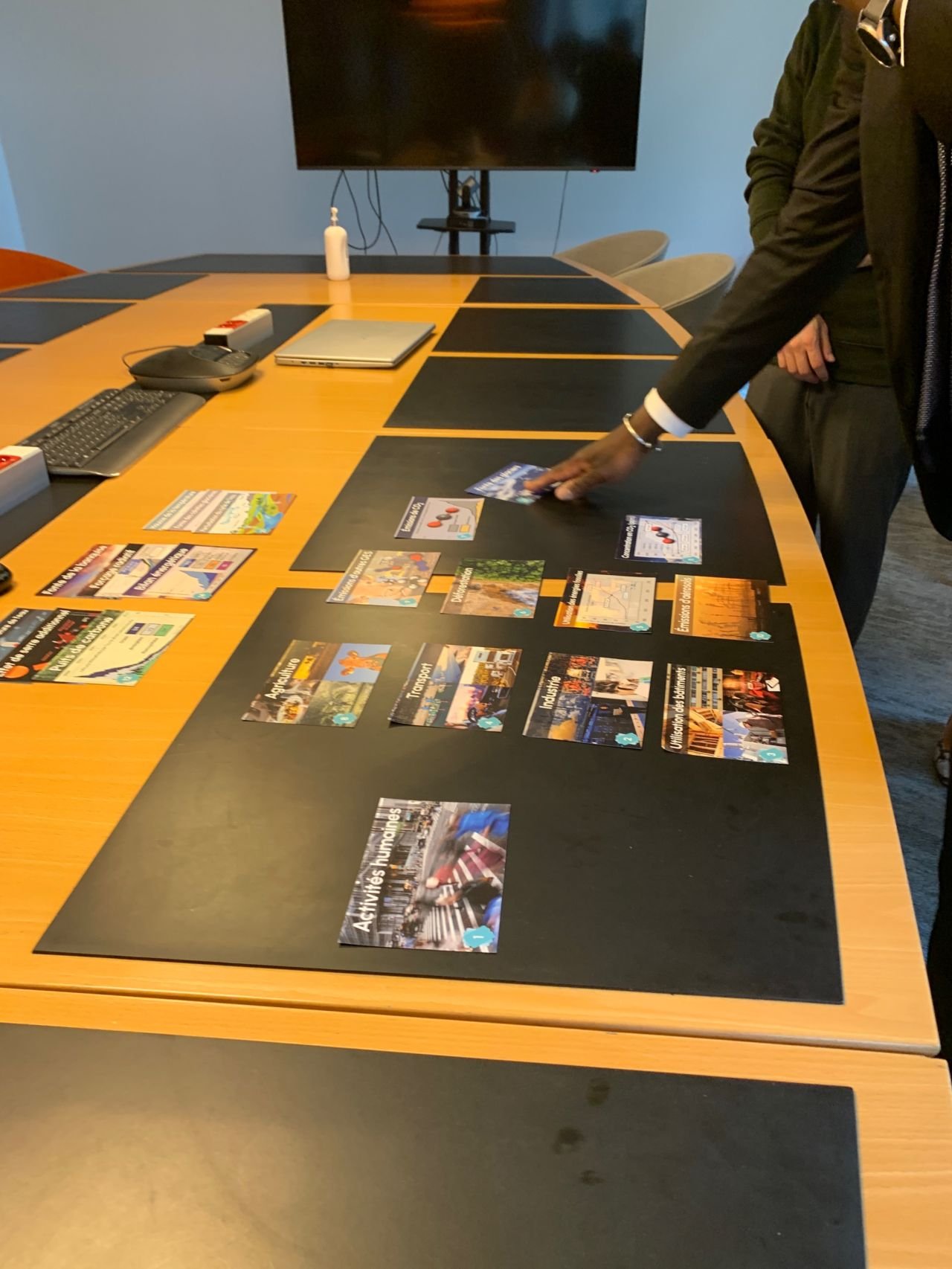 Atelier de sensibilisation : participants travaillant autour de cartes lors d'une session Green Spheres